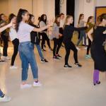 Grupo de estudiantes de Inglaterra bailando flamenco